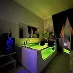 Tropical Rhapsody - Jacuzzi & King Size A Centro Apartmán *