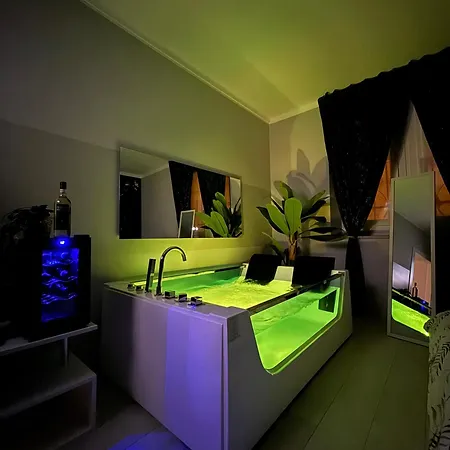 Tropical Rhapsody - Jacuzzi & King Size A Centro Apartmán *